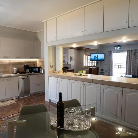 Spacious Apt! Glyfada Downtown! Next To The Beach! شقة