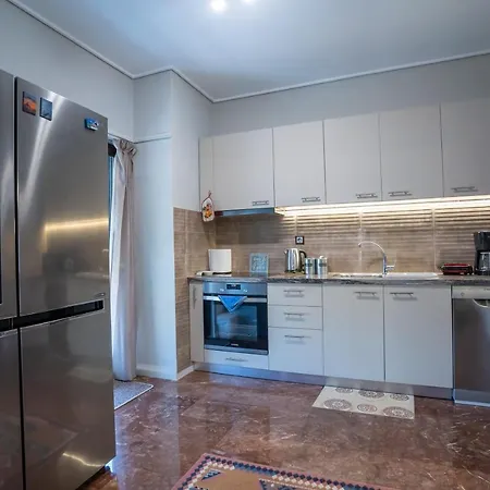 Spacious Apt! Glyfada Downtown! Next To The Beach! شقة